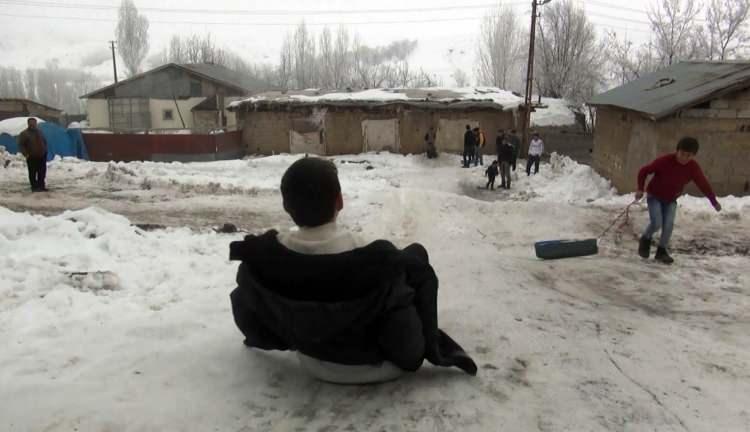 <p>Beldedeki dik yama&ccedil;ları kayak pistine d&ouml;n&uuml;şt&uuml;ren &ccedil;ocuklara, b&uuml;y&uuml;klerin de katılıması ile renkli g&ouml;r&uuml;nt&uuml;ler oluştu.&nbsp;</p>

<p>&nbsp;</p>
