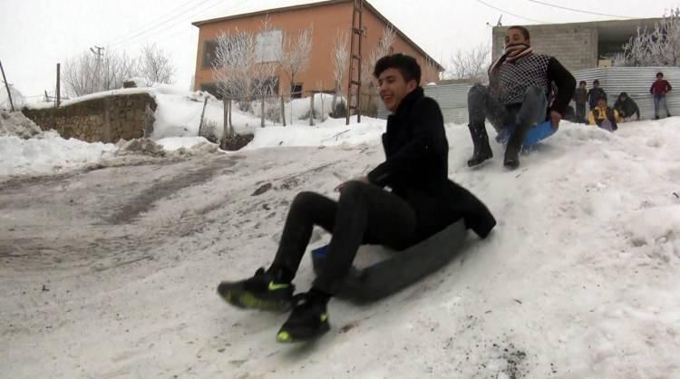<p>Arkadaşlarıyla birlikte t&uuml;msek oluşturdukları tepeden kayan &Ouml;mer Demir, "Kışın kar bizim tek eğlencemiz.&nbsp;</p>
