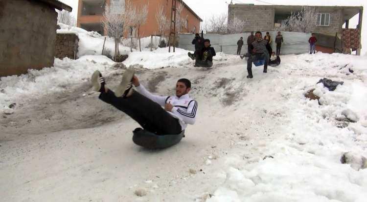 <p>Sabahtan akşama kızaklarla kayıyoruz.&nbsp;</p>
