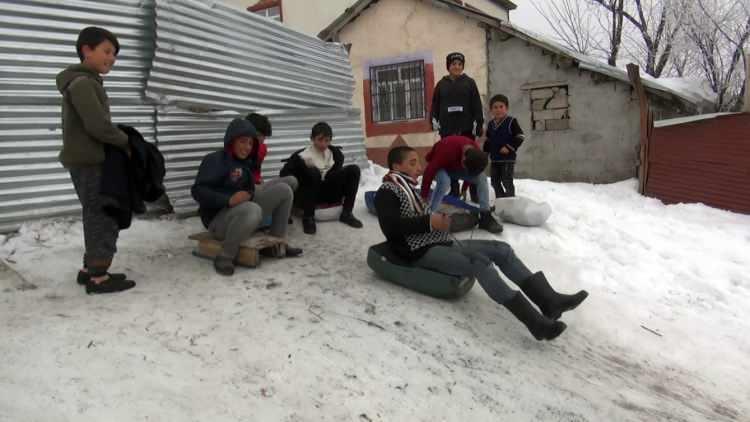 <p>Her yer buz tutmuş, kaymak tehlikeli ama bundan vazge&ccedil;emiyoruz" diye konuştu.</p>
