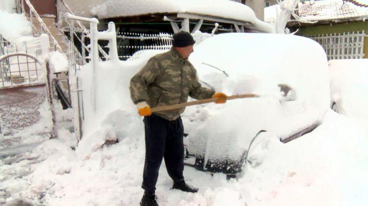 <p>Belediye ekipleri yeni geldi. Temizleyip işe gideceğim. Kar uyarısı yapılmıştı ancak bu kadar beklemiyordum. Kardan aracım g&ouml;z&uuml;km&uuml;yor" dedi.</p>

<p>&nbsp;</p>
