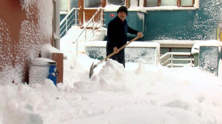 <p>Servis şof&ouml;r&uuml; Muammer Kozalak da ara sokakların kapalı olması nedeniyle personeli almak i&ccedil;in yarım saat geciktiğini belirterek, "Kardan dolayı ara&ccedil; ilerlemedi, yarım saat geciktik personeli almak i&ccedil;in.&nbsp;</p>
