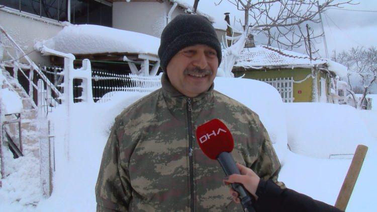 <p>Yolu şimdi a&ccedil;abildiler" diye konuştu. Kızının aracını ve sokaktaki karı temizleyen Hayrettin Kuru ise, "Kızım işe gidecek onu aracını ve yolu temizliyorum.</p>
