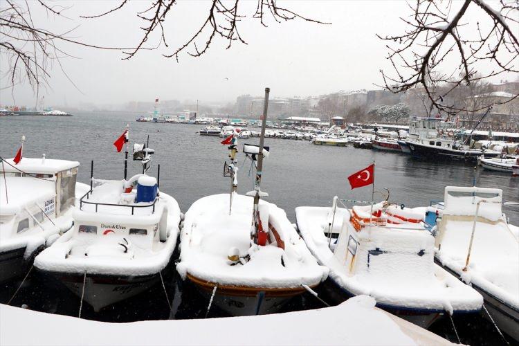 <p>Tekirdağ'da akşam saatlerinde başlayan kar yağışı etkisi s&uuml;rd&uuml;r&uuml;yor. Kar yağışıyla beyaza b&uuml;r&uuml;nen kent merkezinde g&uuml;zel g&ouml;r&uuml;nt&uuml;ler oluştu.</p>

<p>&nbsp;</p>
