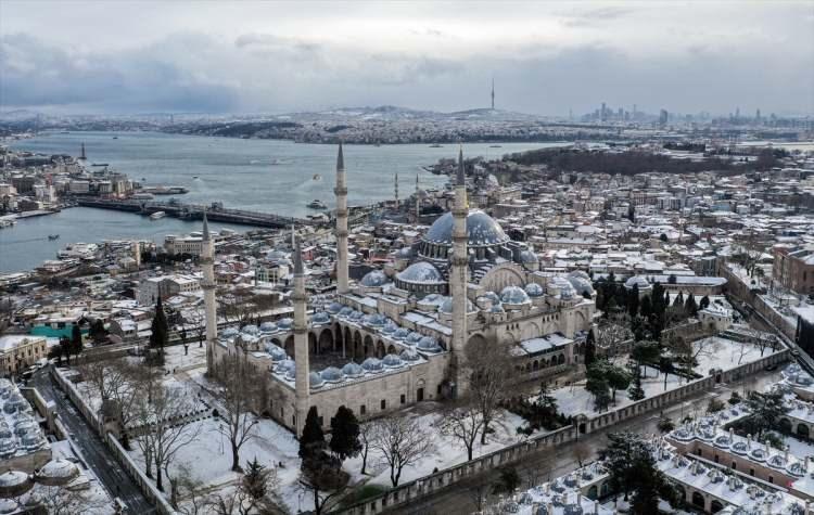 <p>İstanbul'da kar yağışı, S&uuml;leymaniye Camisi ve &ccedil;evresinde etkili oldu.</p>

<p>&nbsp;</p>
