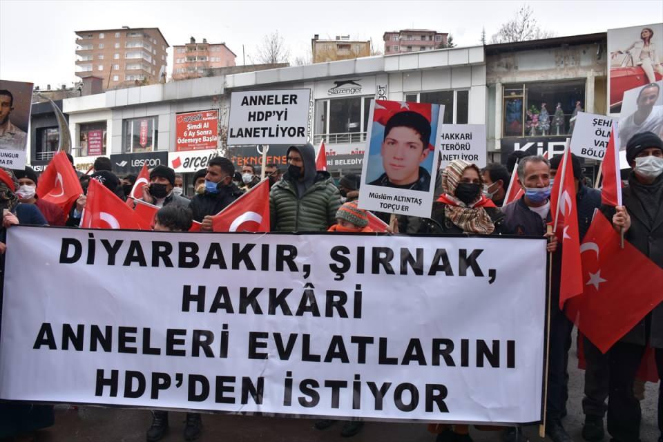 <p>Hakkari'de, Pençe Kartal-2 Harekatı bölgesindeki Gara'da 13 Türk vatandaşını şehit eden terör örgütü PKK'ya tepki yürüyüşü düzenlendi.</p>

<p> </p>
