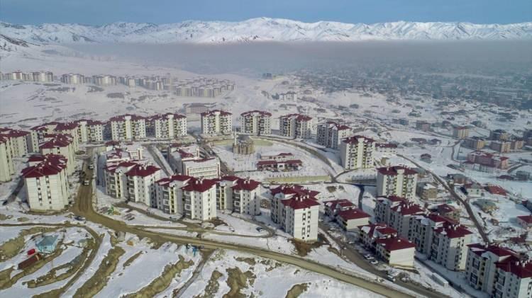 <p>İçişleri Bakanlığınca görevlendirme yapılan Yüksekova Belediyesi, gerçekleştirdiği altyapı ve üstyapı çalışmaları, hayata geçirdiği sosyal projelerle ilçenin çehresini değiştirdi. Güvenlik güçlerince gerçekleştirilen operasyonlar sayesinde huzurun hakim kılındığı Yüksekova`da, terörün izlerinin silinmesi ve ilçeye yeni bir kimlik kazandırılması amacıyla çalışmalara hız verildi.</p>
<p> </p>
<p> </p>