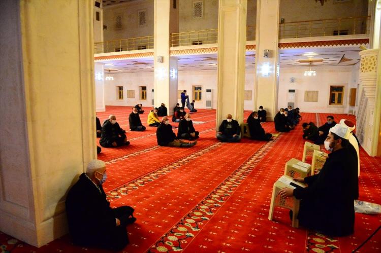 <p>Mardin'de Regaip Kandili dolayısıyla Artuklu ilçesinde Şakir Nuhoğlu camisinde yeni tip koronavirüs (Kovid-19) tedbirlerine uyularak program düzenlendi. İl Müftülüğünce gerçekleştirilen programda ilahi ve ezgiler okundu, okunan hatimlerin duaları yapıldı.</p>