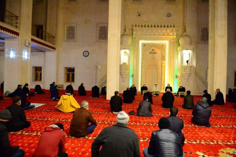 <p>Mardin'de Regaip Kandili dolayısıyla Artuklu ilçesinde Şakir Nuhoğlu camisinde yeni tip koronavirüs (Kovid-19) tedbirlerine uyularak program düzenlendi. İl Müftülüğünce gerçekleştirilen programda ilahi ve ezgiler okundu, okunan hatimlerin duaları yapıldı.</p>
