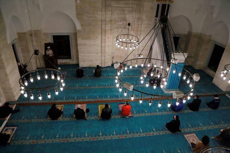 <p>Tekirdağ'da Regaip Kandili dolayısıyla tarihi Rüstempaşa Camisi'ne gelen vatandaşlar dua edip, namaz kıldı. Vatandaşların maske takıp, sosyal mesafe kuralına uyduğu görüldü.</p>

<p> </p>
