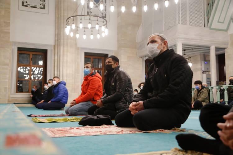 <p>Tekirdağ'da Regaip Kandili dolayısıyla tarihi Rüstempaşa Camisi'ne gelen vatandaşlar dua edip, namaz kıldı. Vatandaşların maske takıp, sosyal mesafe kuralına uyduğu görüldü.</p>

<p> </p>
