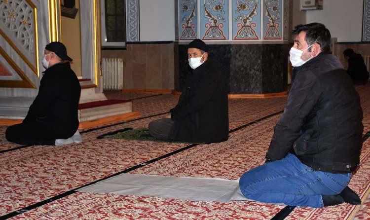 <p>Sivas'ta, Regaip Kandili camilerde sosyal mesafeye uygun bir şekilde kutlandı.</p>
<p>Kentte Müftülük tarafından planlanan Ulu Cami ve Paşa Camisi'nde Regaip Kandili, kutlandı. Paşa Cami'nde düzenlenen programa katılan vatandaşların sosyal mesafe ve maske kurallarına uyduğu görüldü. Ayrıca bazı vatandaşların ise hijyen açısından yere kağıt sererek namaz kıldığı görüldü.</p>