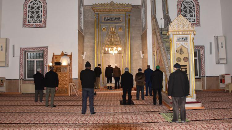 <p>Sivas'ta, Regaip Kandili camilerde sosyal mesafeye uygun bir şekilde kutlandı.</p>
<p>Kentte Müftülük tarafından planlanan Ulu Cami ve Paşa Camisi'nde Regaip Kandili, kutlandı. Paşa Cami'nde düzenlenen programa katılan vatandaşların sosyal mesafe ve maske kurallarına uyduğu görüldü. Ayrıca bazı vatandaşların ise hijyen açısından yere kağıt sererek namaz kıldığı görüldü.</p>