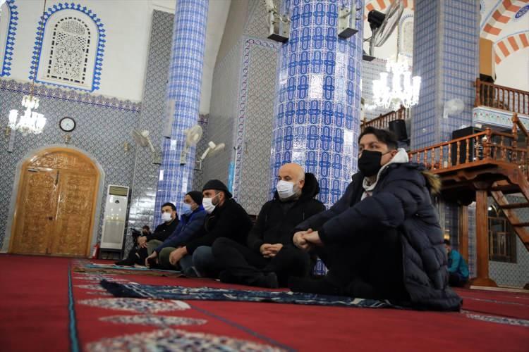 <p>Mersin'de Regaip Kandili dolayısıyla kentin en büyük camileri arasında yer alan Muğdat Cami'sine gelen vatandaşlar dua edip, namaz kıldı. Vatandaşların maske takıp,sosyal mesafe kuralına uyduğu görüldü.</p>
<p> </p>