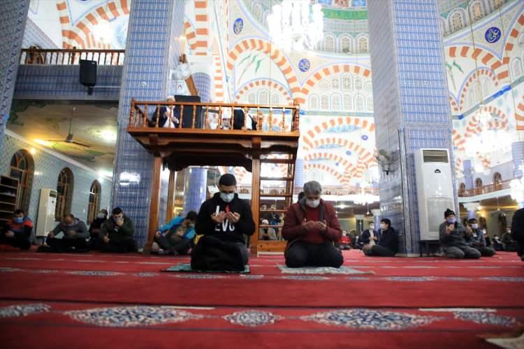 <p>Mersin'de Regaip Kandili dolayısıyla kentin en büyük camileri arasında yer alan Muğdat Cami'sine gelen vatandaşlar dua edip, namaz kıldı. Vatandaşların maske takıp,sosyal mesafe kuralına uyduğu görüldü.</p>
<p> </p>