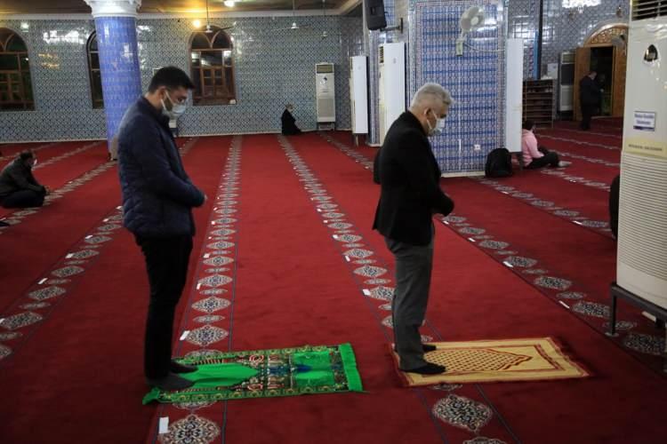<p>Mersin'de Regaip Kandili dolayısıyla kentin en büyük camileri arasında yer alan Muğdat Cami'sine gelen vatandaşlar dua edip, namaz kıldı. Vatandaşların maske takıp,sosyal mesafe kuralına uyduğu görüldü.</p>
<p> </p>