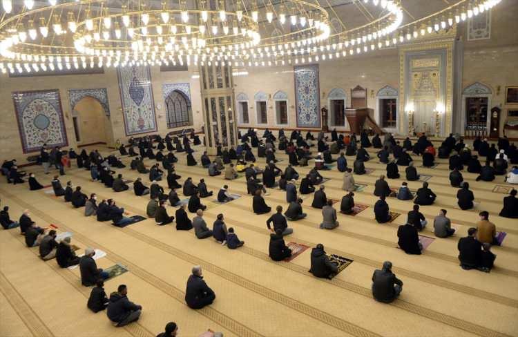 <p>Kahramanmaraş'ta Regaip Kandili dolayısıyla Abdulhamithan Camisi'nde program düzenlendi. İl Müftülüğünce gerçekleştirilen programda vatandaşlar Kovid-19 tedbirleri kapsamında yanlarında getirdikleri seccadelerde namaz kıldı</p>
<p> </p>