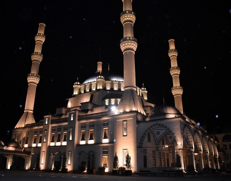 <p>Kahramanmaraş'ta Regaip Kandili dolayısıyla Abdulhamithan Camisi'nde program düzenlendi. İl Müftülüğünce gerçekleştirilen programda vatandaşlar Kovid-19 tedbirleri kapsamında yanlarında getirdikleri seccadelerde namaz kıldı</p>

<p> </p>
