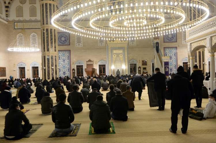 <p>Kahramanmaraş'ta Regaip Kandili dolayısıyla Abdulhamithan Camisi'nde program düzenlendi. İl Müftülüğünce gerçekleştirilen programda vatandaşlar Kovid-19 tedbirleri kapsamında yanlarında getirdikleri seccadelerde namaz kıldı</p>
<p> </p>