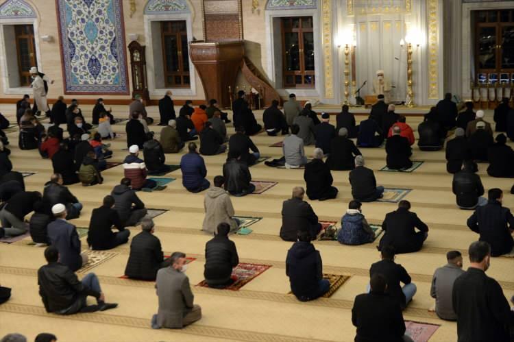 <p>Kahramanmaraş'ta Regaip Kandili dolayısıyla Abdulhamithan Camisi'nde program düzenlendi. İl Müftülüğünce gerçekleştirilen programda vatandaşlar Kovid-19 tedbirleri kapsamında yanlarında getirdikleri seccadelerde namaz kıldı</p>
<p> </p>