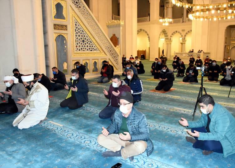 <p>Kırıkkale'de, üç ayların müjdeleyicisi olarak kabul edilen Regaip Kandili dolayısıyla program düzenlendi. Vatandaşlar, yeni tip koronavirüs (Kovid-19) tedbirleri kapsamında sosyal mesafe gözeterek akşam ezanından itibaren camilere giderek namaz kıldı, dua etti.</p>
<p> </p>