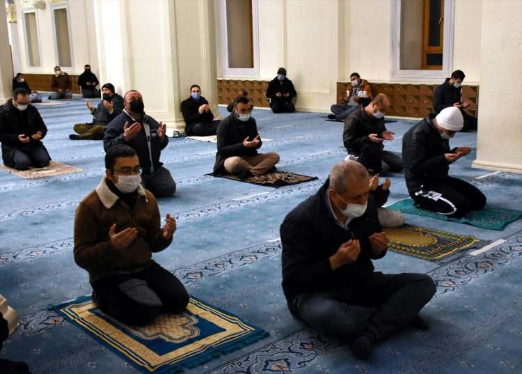 <p>Kırıkkale'de, üç ayların müjdeleyicisi olarak kabul edilen Regaip Kandili dolayısıyla program düzenlendi. Vatandaşlar, yeni tip koronavirüs (Kovid-19) tedbirleri kapsamında sosyal mesafe gözeterek akşam ezanından itibaren camilere giderek namaz kıldı, dua etti.</p>
<p> </p>