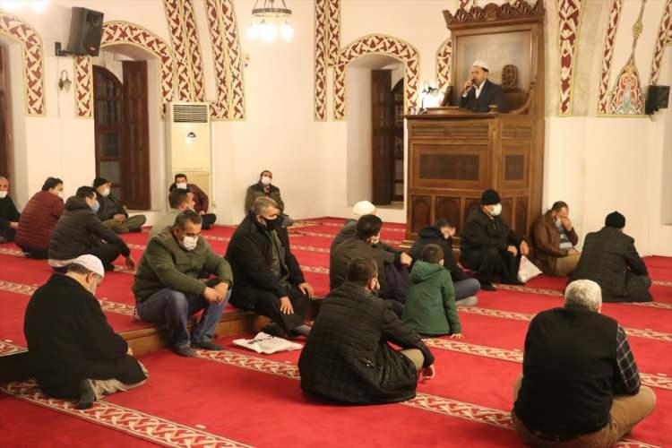 <p>Hatay'da Anadolu'da inşa edilen ilk cami olma özelliğini taşıyan Habib-i Neccar Camisi'nde Regaip Kandili nedeniyle program düzenlendi. İl Müftüsü Yardımcısı Murat Akçay'ın vaazının ardından camiye gelen vatandaşlar namaz kıldı, okunan mevlit ve ilahileri dinledi.</p>
<p> </p>