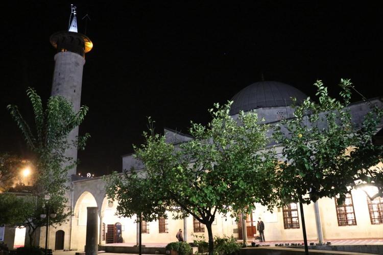 <p>Hatay'da Anadolu'da inşa edilen ilk cami olma özelliğini taşıyan Habib-i Neccar Camisi'nde Regaip Kandili nedeniyle program düzenlendi. İl Müftüsü Yardımcısı Murat Akçay'ın vaazının ardından camiye gelen vatandaşlar namaz kıldı, okunan mevlit ve ilahileri dinledi.</p>

<p> </p>
