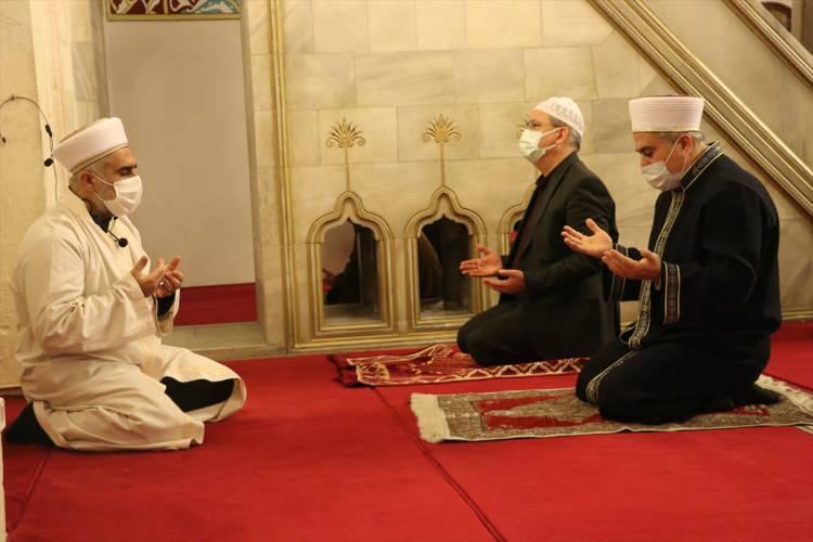 <p>Hatay'da Anadolu'da inşa edilen ilk cami olma özelliğini taşıyan Habib-i Neccar Camisi'nde Regaip Kandili nedeniyle program düzenlendi. İl Müftüsü Yardımcısı Murat Akçay'ın vaazının ardından camiye gelen vatandaşlar namaz kıldı, okunan mevlit ve ilahileri dinledi.</p>

<p> </p>
