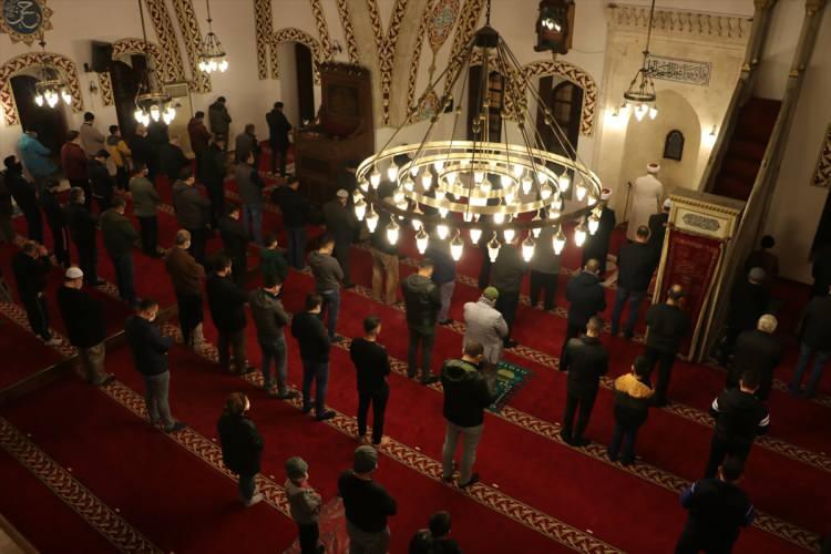 <p>Hatay'da Anadolu'da inşa edilen ilk cami olma özelliğini taşıyan Habib-i Neccar Camisi'nde Regaip Kandili nedeniyle program düzenlendi. İl Müftüsü Yardımcısı Murat Akçay'ın vaazının ardından camiye gelen vatandaşlar namaz kıldı, okunan mevlit ve ilahileri dinledi.</p>
<p> </p>