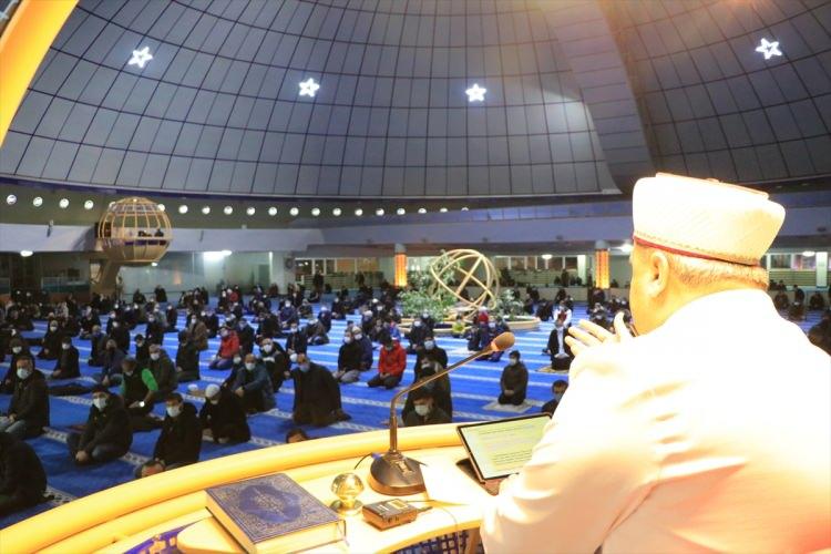 <p>Erzincan'da, üç ayların müjdecisi olarak kabul edilen Regaip Kandili dolayısıyla programlar düzenlendi. Cami cematine vaaz veren İl Müftüsü Burhan Çakır, kandil gecesinin hayırlara vesile olmasını diledi.</p>

<p> </p>
