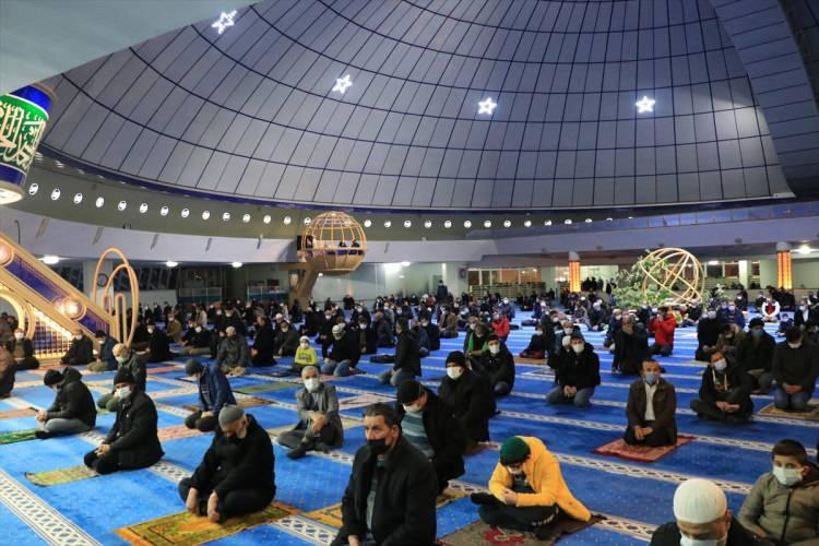 <p>Erzincan'da, üç ayların müjdecisi olarak kabul edilen Regaip Kandili dolayısıyla programlar düzenlendi. Cami cematine vaaz veren İl Müftüsü Burhan Çakır, kandil gecesinin hayırlara vesile olmasını diledi.</p>
<p> </p>