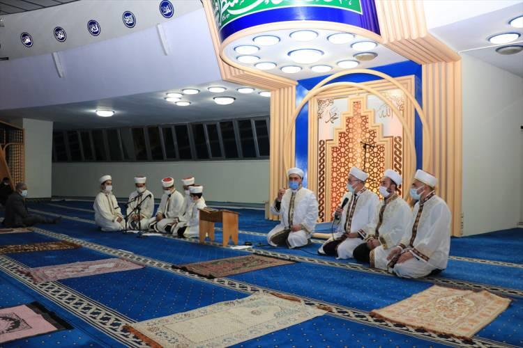 <p>Erzincan'da, üç ayların müjdecisi olarak kabul edilen Regaip Kandili dolayısıyla programlar düzenlendi. Cami cematine vaaz veren İl Müftüsü Burhan Çakır, kandil gecesinin hayırlara vesile olmasını diledi.</p>

<p> </p>
