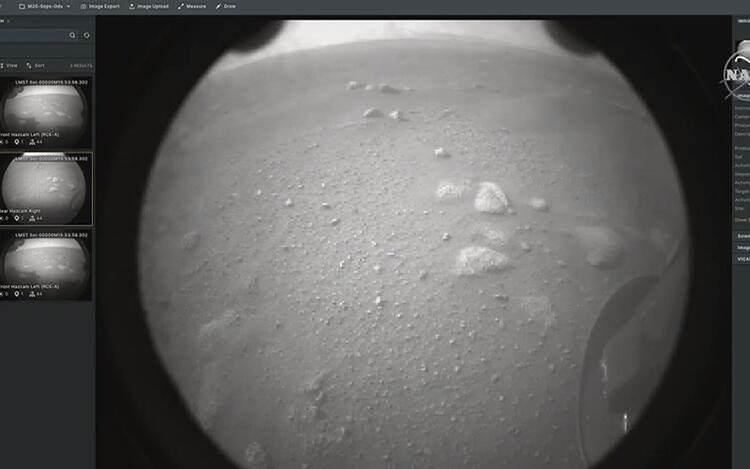 <p>NASA'dan da ilk fotoğraflar gelmeye başladı. 1970'lerden bu yana ABD'nin ilk kez Mars'a gönderdiği uzay aracı, Mars'a inerek 470 milyon km yolculuğu tamamlamış oldu.</p>

<p> </p>
