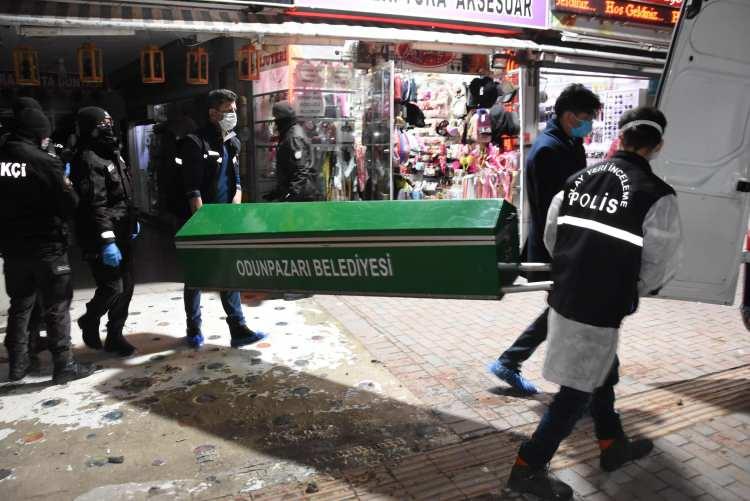 <p>Eskişehir&rsquo;de evlerinde &ouml;ld&uuml;r&uuml;lm&uuml;ş halde bulunan İlkay Tokkal (42), eşi Emel (41) ve 4 yaşındaki &ccedil;ocukları Doruk&rsquo;un incelemesi tamamlandı.</p>
