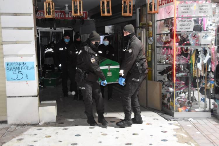 <p>Yaklaşık 3 saat s&uuml;ren detaylı araştırmanın ardından anne, baba ve &ccedil;ocuğun cansız bedeni otopsi i&ccedil;in Osmangazi &Uuml;niversitesi Tıp Fak&uuml;ltesi Hastanesi&rsquo;ne kaldırıldı.</p>
