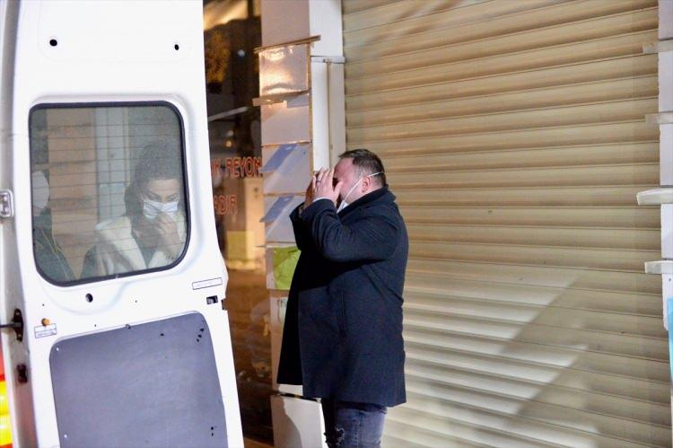 <p>&nbsp;Acı haberi duyarak evin &ouml;n&uuml;ne gelen &ccedil;iftin arkadaşları ise g&ouml;zyaşlarına boğuldu. Eskişehir Emniyet M&uuml;d&uuml;rl&uuml;ğ&uuml; Asayiş Şubesi ekiplerince başlatılan cinayet soruşturması s&uuml;r&uuml;yor.</p>
