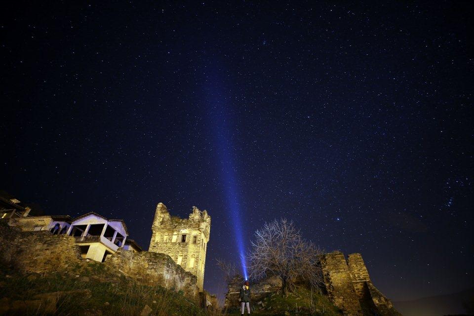 <p>Kale ve konak yıldızlarla birlikte g&uuml;zel g&ouml;r&uuml;nt&uuml; oluşturdu.</p>
