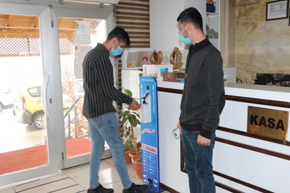 <p> Bizim temennimiz; bir an evvel dükkanlarımızı açalım, ekmeğimize bakalım. Biz 20 kişi çalışıyorduk burada. Şimdi 4 kişi kaldık. Bir lokma ekmek yediğim zaman boğazımdan geçmiyor. ‘Çalışanlarımız ne yapıyor’ diyorum. İnşallah her şey iyi olacak. İlaçlamamızı yapacağız, tedbirlerimiz alacağız. Ne gerekiyorsa sağlık çalışanlarının önümüze koyduğu, ne yapmamız gerekiyorsa onu yapmaya hazırız. Yapıyoruz da. </p>