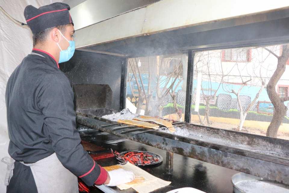 <p>Masalarımızı sosyal mesafeye göre ayarladık. Dört gözle 1 Mart’ı bekliyoruz" diye konuştu. </p>