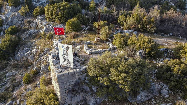 <p>Akseki Kaymakamı Volkan Hülür, AA muhabirine yaptığı açıklamada, Kagrai Antik Kenti'nde milattan sonra 1. yüzyıla ait kalıntı ve kitabeler bulunduğunu söyledi.</p>
