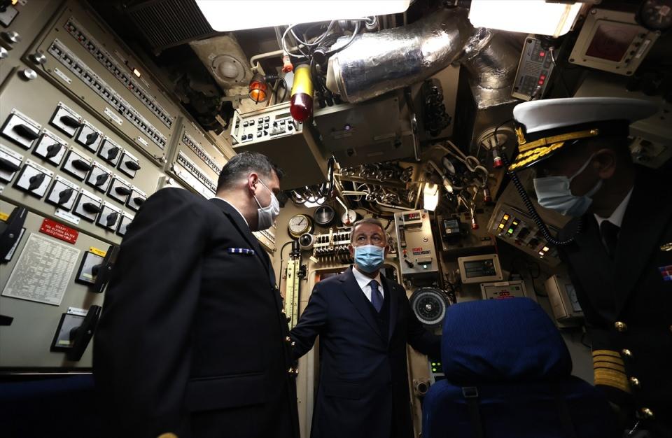 <p>Bakan Akar, Deniz Kuvvetleri Komutanlığının en etkin ve caydırıcı unsurları arasında yer alan TCG Gür denizaltısında Gemi Komutanı ve personelden gemi ve görevleri hakkında bilgi aldı.</p>

<p> </p>
