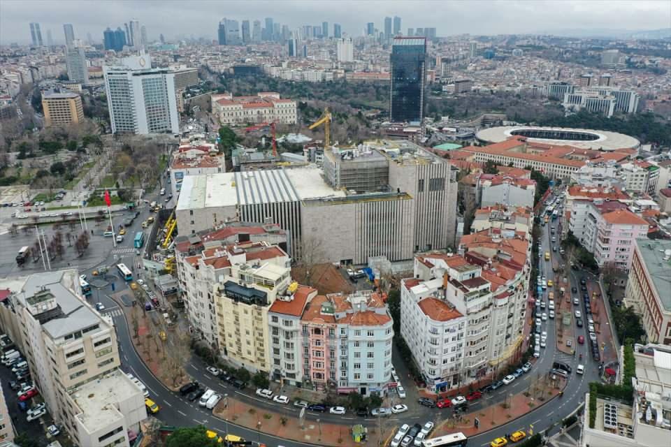 <p>Taksim Meydanı'ndan gözüken fin cephe yapımının yüzde 70'i tamamlanan AKM'nin iç mekanlarındaki ince iş, asma tavan, cam bölme ve doğrama ile zemindeki taş çalışmaları devam ediyor.  </p>

<p> </p>
