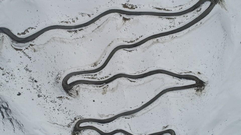 <p>Uludere ile Uzunge&ccedil;it arasında bulunan 2 bin 230 rakımlı Tanin Ge&ccedil;idinde 34 keskin viraj bulunuyor. Keskin virajlı yollar, tıpkı bir yılan gibi kıvrılarak uzayıp gidiyor.&nbsp;</p>
