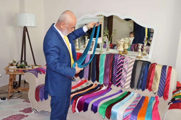 <p>Kravatı bir giysinin kimliği olarak değerlendirdiğini söyleyen Aydın, tüm kıyafetlerinde başta kravat takarak, tespih ve çakmağa kadar aksesuarların uyum içinde olmasına dikkat ettiğini dile getirdi.</p>
<p> </p>