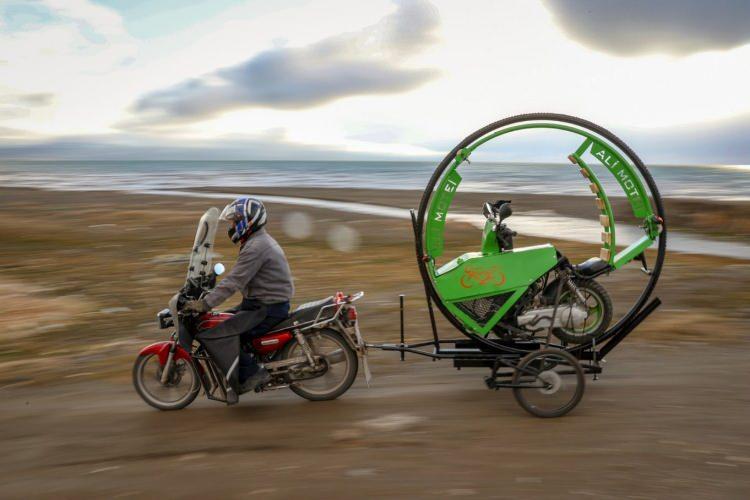 <p>Van'da yaşayan İranlı heykeltıraş Ali Motei'nin hurdacılardan topladığı malzemelerle yaptığı tek tekerlekli motosiklet, görenleri şaşırtıyor.</p>
