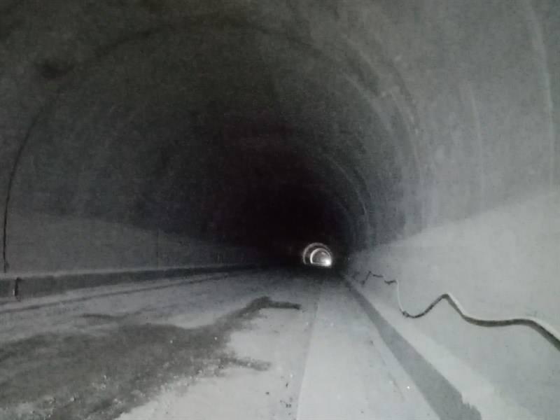 <p>Kiriş imalatları ile birlikte kablo kanalına ait kalıp, donatı ve beton imalatlarının da sürdürüldüğü tünelde kazı ve destekleme çalışmaları tamamlandı. Sağ tüpte 4 bin 397 metre ve sol tüpte 36 metre olmak üzere toplamda 4 bin 433 metre nihai kaplama betonu tamamlanan tünelden geçişlerin 2021 yılı sonlarına doğru yapılması planlanıyor.</p>