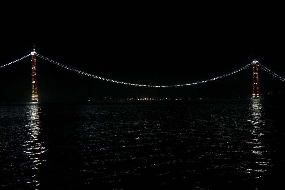 <p>Vizyon 2023, önemli hedeflerinden birine ulaşacak<br />
Proje, Türkiye’nin ulusal kalkınma hamlesinin belgesi niteliğindeki Vizyon 2023 Master Planı’nda öngörülen yurt sathında karayollarının iyileştirilmesi hedefinde önemli bir rol oynayacak.</p>
<p> </p>