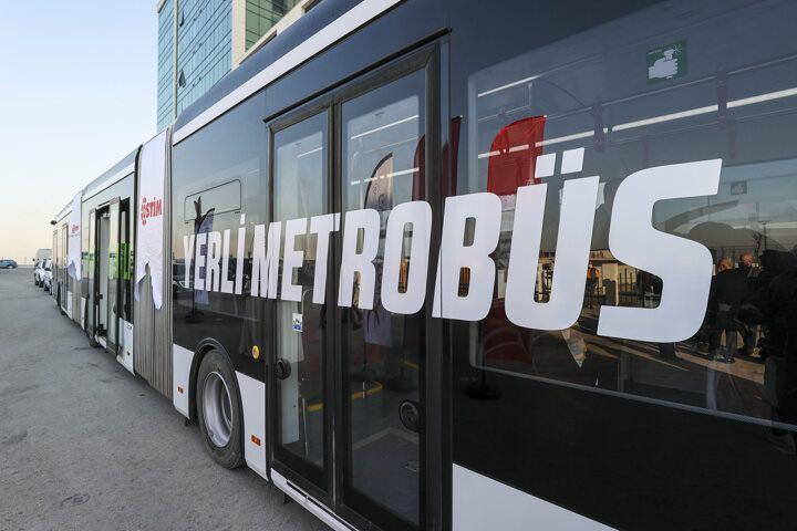 <p>Metrobüs, çift körüklü, 5 adet solda, 4 adet de sağda olmak üzere toplam 9 kapılı, 250 yolcu kapasiteli, 25 metre uzunluğunda ve tek şarj ile 250 kilometreye kadar yol alabiliyor.</p>
