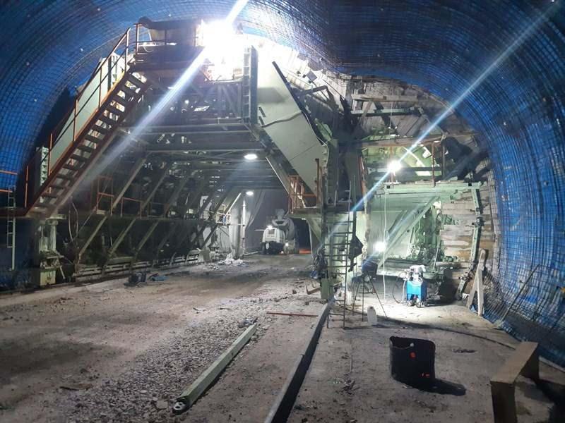 <p><strong>İLK GEÇİŞ YIL SONUNDA</strong><br />
<br />
Eğribel Tüneli'ndeki çalışmalarda sona gelindi. Rize'de ulaşıma açılan 14,3 kilometre uzunluğa sahip Ovit Tüneli ile Trabzon'da yapımı sürdürülen 14,5 kilometre uzunluğundaki Zigana Tüneli'nden sonra Türkiye'nin en uzun 3'üncü çift tüplü tüneli olacak Eğribel'de, sığınma cebinin donatı, membran ve kaplama betonu imalatları ile araç geçişinin membran ve kaplama betonu imalatları sürüyor. </p>